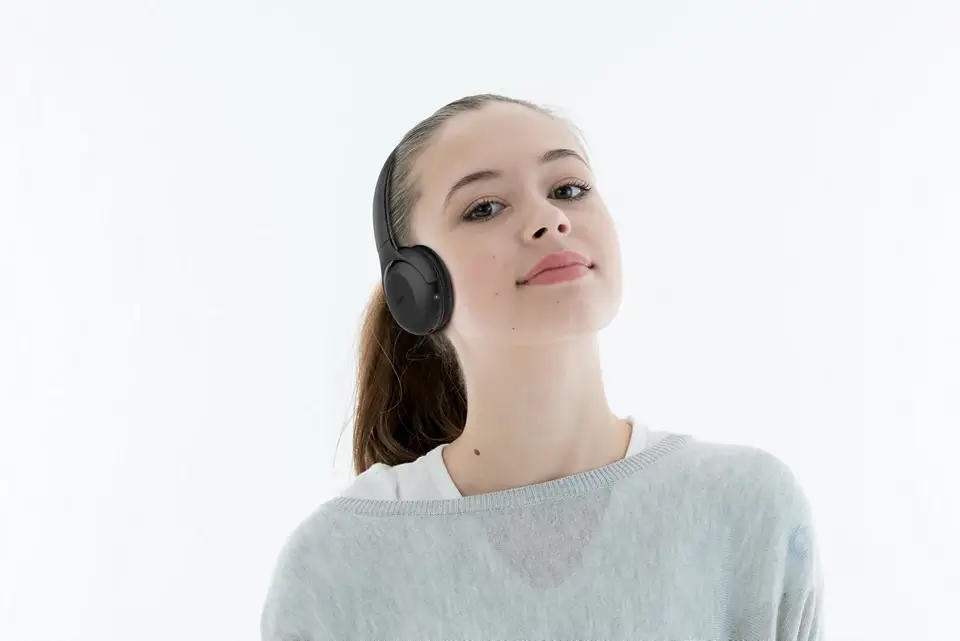 Philips-TAUH202BK-00-bezicne-Bluetooth-slusalice-sa-mikrofonom-crne-2-1.webp Philips TAUH202BK 00 bezicne Bluetooth slusalice sa mikrofonom crne 2 1
