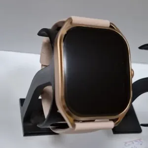 London-zenski-pametni-sat-u-zlatnoj-boji-sa-rozom-narukvicom-kockasti-sat