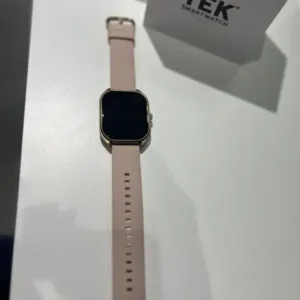 London-zenski-pametni-sat-u-zlatnoj-boji-sa-rozom-narukvicom-kockasti-sat