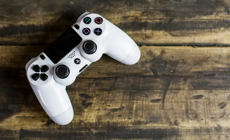 Uživaj u potpunoj kontroli i vrhunskom iskustvu igranja uz gamepad i joystick za PC, konzole i mobilne uređaje.